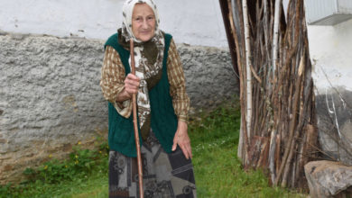 Photo of Selo sa dvije stanovnice: Nana Fatima peče halvu i čeka Bajram kao da je pun komšiluk