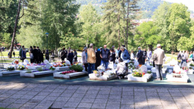 Photo of Dan kada Tuzla plače: Prije 25 godina agresorska granata ugasila je 71 mladi život