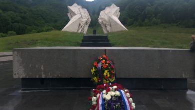 Photo of Delegacija predsjednika Hrvatske Zorana Milanovića položila cvijeće na Tjentištu