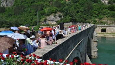 Photo of Sjećanje / Godišnjica spaljivanja na lomači 70 Bošnjaka u Pionirskoj ulici u Višegradu