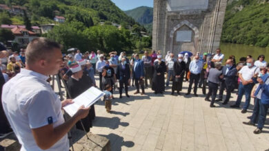 Photo of Žive lomače u Višegradu, 28 godina kasnije: Suze, molitva i cvijeće za nevino ubijene