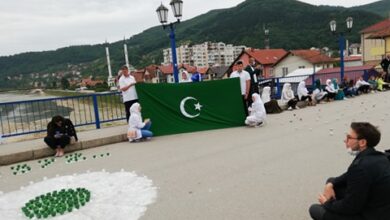 Photo of Goraždani na Mostu Alije Izetbegovića izveli poseban performans za Srebrenicu