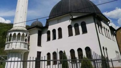 Photo of Maskirani provalnik obio vrata kancelarije u džamiji Šehidija u Vitkovićima kod Goražda