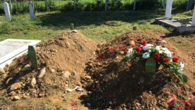 Photo of Bolni oproštaj od brata Hajrudina i bratića Adisa, nema ga na kafu, nema ih, a majka pita kako su joj sinovi