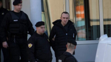 Photo of Žestoki momak objesio se o kaiš torbice koji je zakačio na šteku od vrata