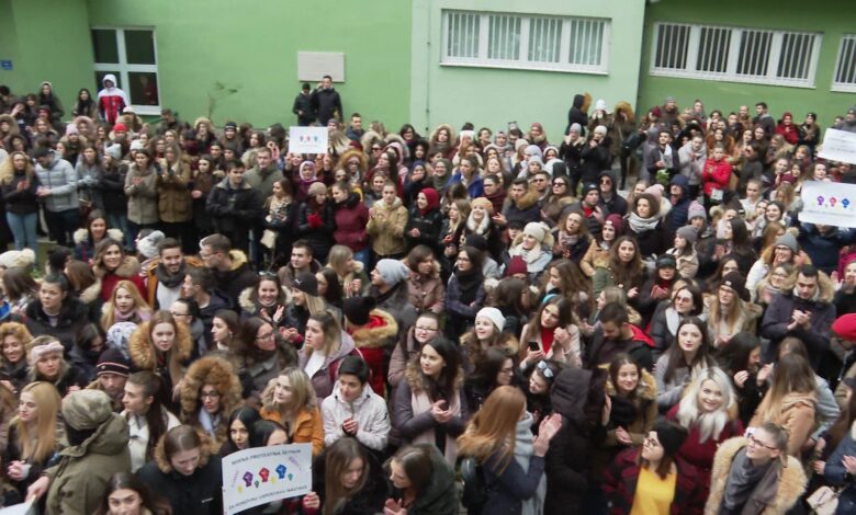 Photo of Nakon online protesta studenti medicinske grupacije u Sarajevu izlaze na ulice