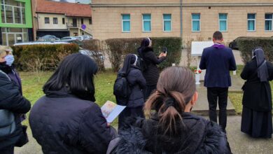 Photo of Misa za Drinske mučenice u Goraždu, molitva i cvijeće na mjestima stradanja svih nedužnih žrtava