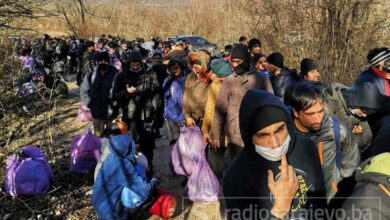 Photo of Oružane snage BiH montiraju vojne šatore u migrantskom kampu Lip