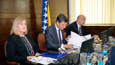 Photo of Vlada FBiH osudila vandalski čin na Partizanskom groblju u Mostaru, počinioci moraju biti sankcionisani