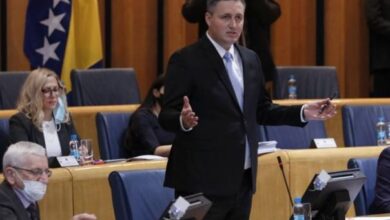Photo of Denis Bećirović izrazio saučešće porodicama i prijateljima žrtava zločina u Sanskom Mostu