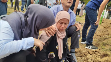 Photo of Hasiba Huremović teško je podnijela dženazu brata Esnafa: Imao je samo 19 godina