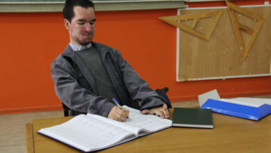 Photo of Alen Hedo, magistar prava u invalidskim kolicima bit će zaposlen u Gradskoj upravi Goražde