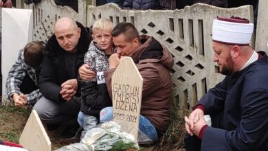 Photo of Ovo je najtužnija fotografija na dženazi Džene Gadžun: Uplakani otac i njena braća pored mezara