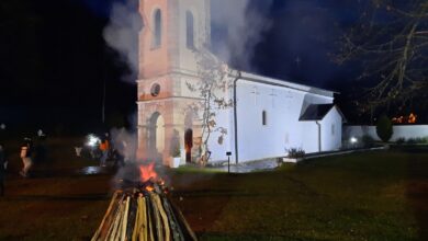Photo of Radost uoči Božića: Badnja večer, vatromet i kuhano vino u porti crkve kod Goražda