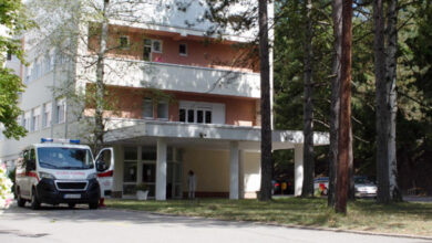 Photo of Muškarac divljao u Fočanskoj bolnici: Polomio stakleni portal i stolom gađao blagajnicu
