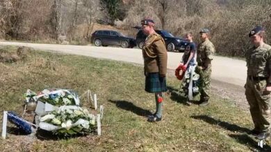 Photo of U posjeti Goraždu Britanski vojni ataše gdje je položen vijenac poginulom Fergusa Renniea