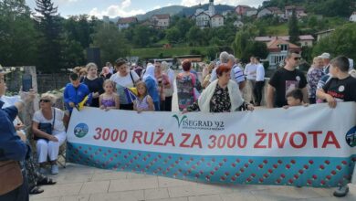 Photo of U Drinu spušteno 3.000 ruža: Obilježena 30. godišnjica zločina nad Bošnjacima u Višegradu