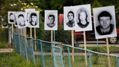 Photo of Policija naredila uklanjanje fotografija poginulih Srba s puta prema Potočarima, mještani ih stavili na ograde