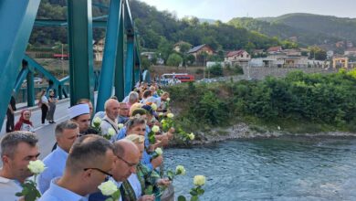 Photo of Foča: Ruže sa Karlovog mosta zaplovile Drinom, u Aladži molitva za ubijene Bošnjake
