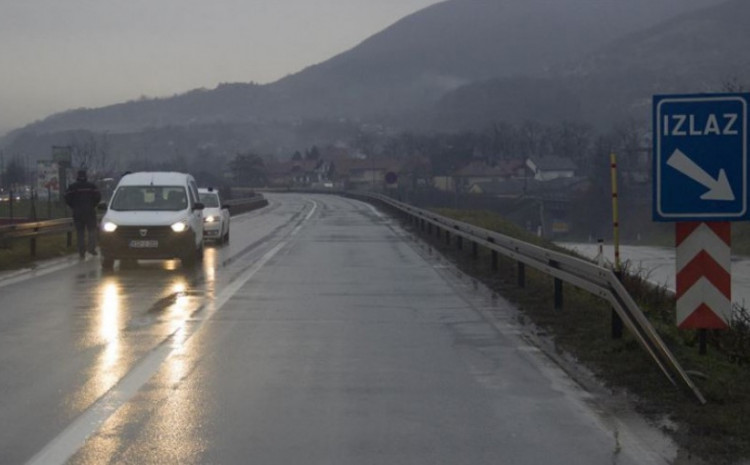 Photo of Vozači oprez: Kolovoz mokar, opasnost od odrona i jak vjetar