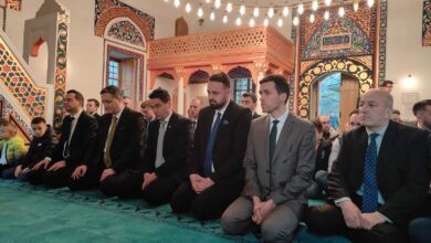 Photo of Denis Bećirović klanjao bajram-namaz u Foči: Povratnicima zaželio mir