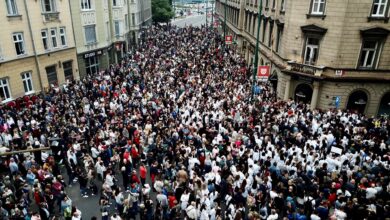 Photo of Hiljadu okupljenih na mjestu ubistva Azre Spahić: “Ustaj BiH, ološi nam ubijaju doktore”
