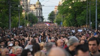 Photo of Protesti u Beogradu: Učesnici ostavili simboličan poklon ispred zgrade policije