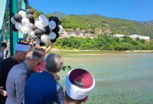Photo of Dan sjećanja u Foči: Ruže sa “mosta smrti” zaplovile Drinom, preživjeli traže pravdu za ubijene i nestale bošnjačke civile