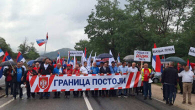 Photo of Sve manje ljudi na skupovima podrške Dodiku i Lukiću, no zastava s Putinovim likom ne nedostaje