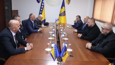 Photo of Delegacija Ministarstva odbrane BiH na čelu s ministrom  i zamjenikom predsjedavajućeg Vijeća ministara BiH Zukanom Helezom  danas je boravila u posjeti Bosansko-podrinjskom kantonu Goražde