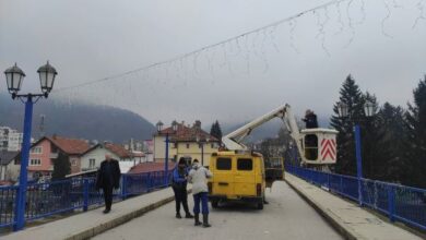 Photo of U toku postavljanje novogodišnje dekoracije