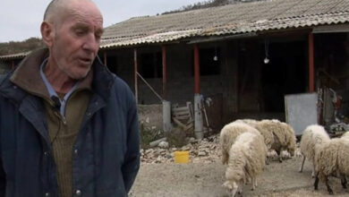 Photo of Nadomak Splita, samo desetak kilometara od Solina, iza Kozjaka, selo je u kojem živi samo jedan stanovnik. U Blacima nema ni struje ni vode, ni dobre ceste, ali on se iz svog sela ne da.