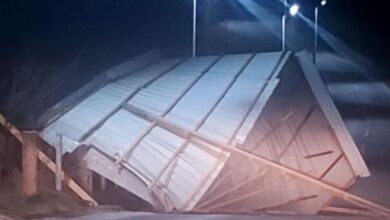 Photo of Veliko nevrijeme u Krajini: Vjetar prevrtao kamione i nosio krov kuće