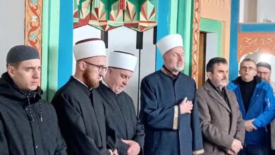 Photo of Vjernici iz cijele BiH u obnovljenoj Sinan-begovoj džamiji u Čajniču, reis Kavazović uputio poruku