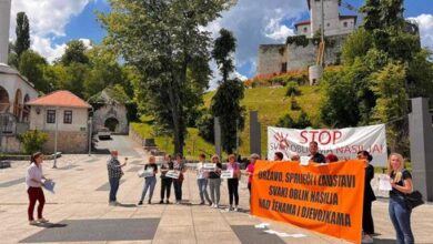 Photo of Protesti u Gradačcu nakon najnovijeg slučaja femicida: “Državo spriječi nasilje nad ženama!”