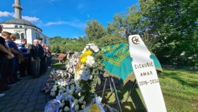 Photo of Klanjana dzenaza Ameli Čičkušic i njenoj djeci