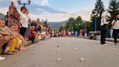 Photo of “Nema te na kahvi”: Goraždani na gradskom mostu poredali 8.372 fildžana za ubijene Srebreničane