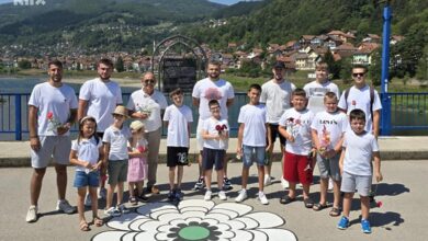 Photo of Simbolično u 11 sati i 7 minuta: Goraždani sa Mosta žrtava genocida u Srebrenici spustili ruže u Drinu