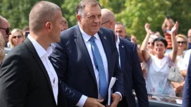 Photo of Dodik stigao pred Sud BiH, dočekala ga standardna grupa pristaša u “uhodanom igrokazu”