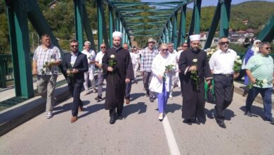 Photo of Sa Karlovog mosta u Foči u Drinu spuštene ruže za ubijene i nestale bošnjačke civile