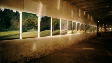 Photo of Britanski umjetnik kompletnu izložbu slika poklonio Memorijalnom centru Srebrenica