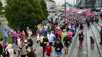 Photo of Hiljade učesnika na utrci Race for the Cure uprkos kiši: Trčali su u kabanicama i s kišobranima