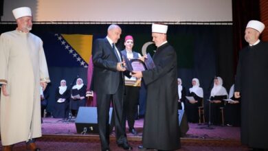 Photo of Reis Kavazović dodjelio Povelju Turhan Emin bega Rijadu Raščiću i muftiji Nedžadu Grabusu