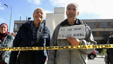 Photo of Penzioneri već stigli pred zgradu Vlade FBiH sa porukom: “Siti smo svega, a gladni hljeba”