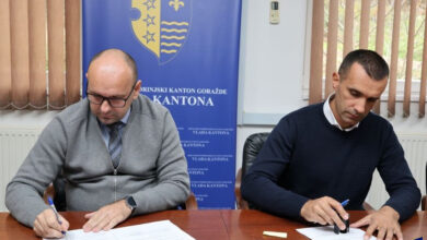 Photo of Potpisan ugovor o dodjeli finansijskih sredstava za izvođenje građevinskih radova na sanaciji i rekonstrukcije prostorija poslovne zgrade Općine Pale