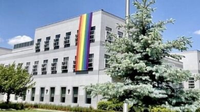 Photo of Politika ‘Jedne zastave’: Zabrana isticanja Pride zastava na ambasadama SAD