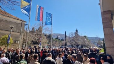 Photo of Stotine građana Trebinja izašlo na ulicu da podrži Vukanovića, on poručio “neka pravda bude osveta”