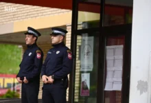 Photo of Istočno Sarajevo: Policajci ispred osnovne škole nakon zastrašujuće poruke u učionici