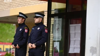 Photo of Istočno Sarajevo: Policajci ispred osnovne škole nakon zastrašujuće poruke u učionici