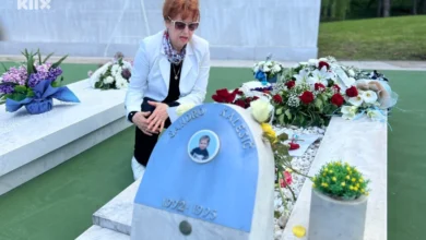 Photo of Tišinu u Aleji mladosti prekidaju uzdasi roditelja: Sjećanje na djecu ubijenu u masakru